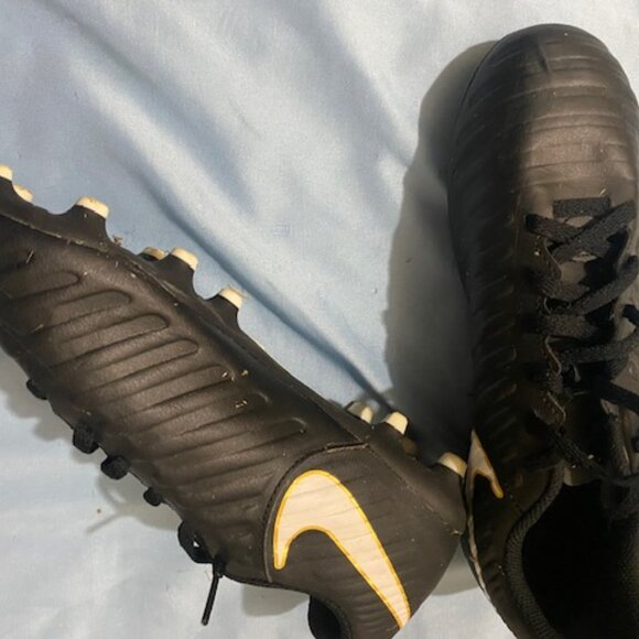 Nike Tiempo Youth Soccer Cleats - Picture 5 of 7